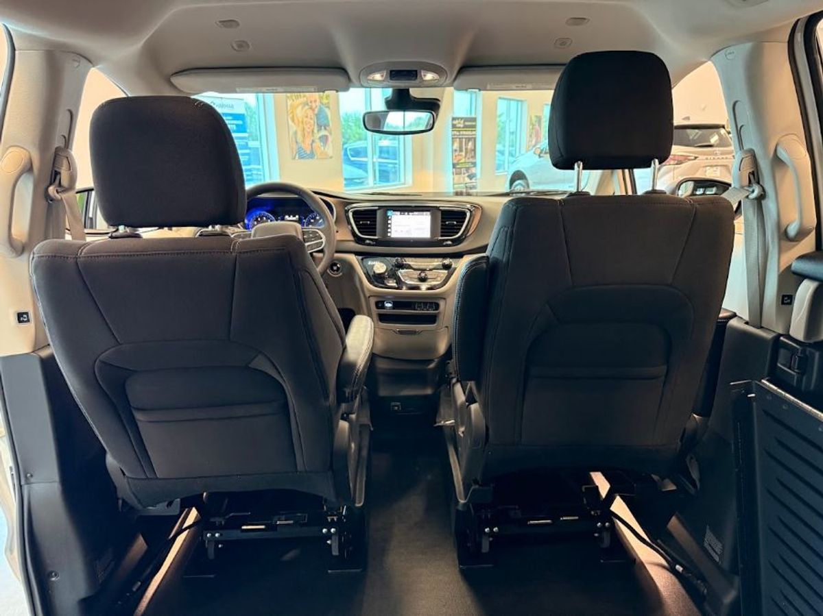 2023 CHRYSLER VOYAGER - Image 13