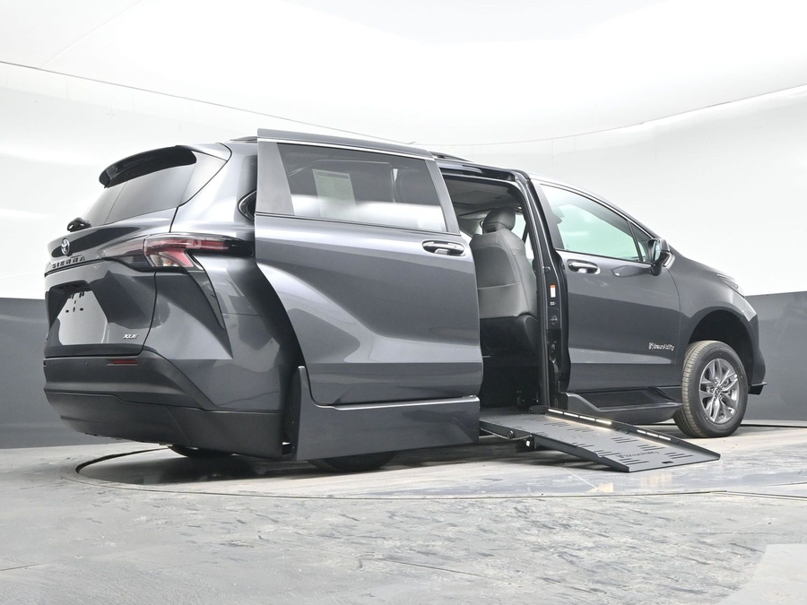 Grey Toyota Sienna image number 16