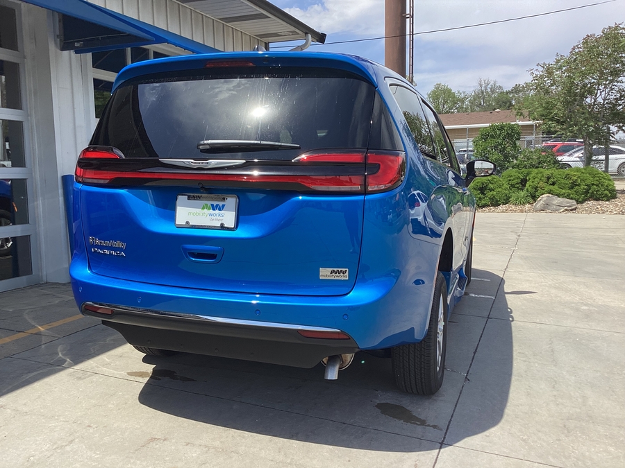 Blue Chrysler Pacifica image number 5