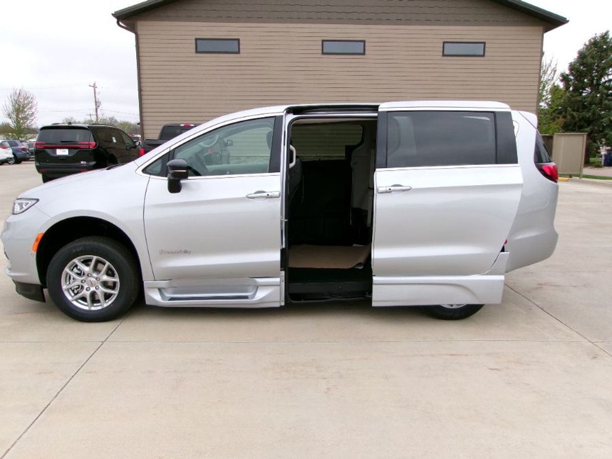 Silver Chrysler Pacifica image number 23