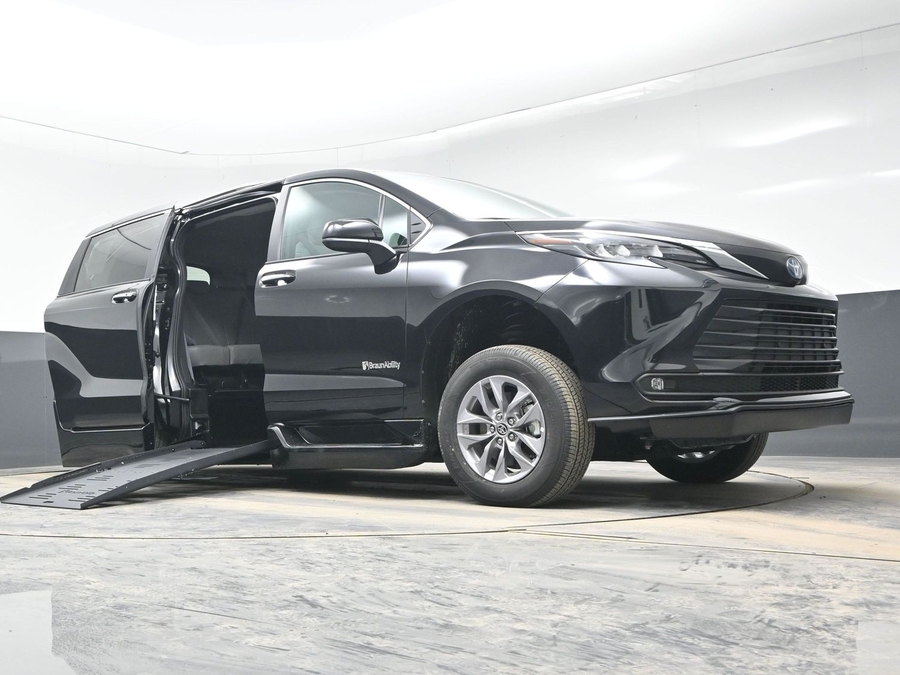 Black Toyota Sienna image number 17