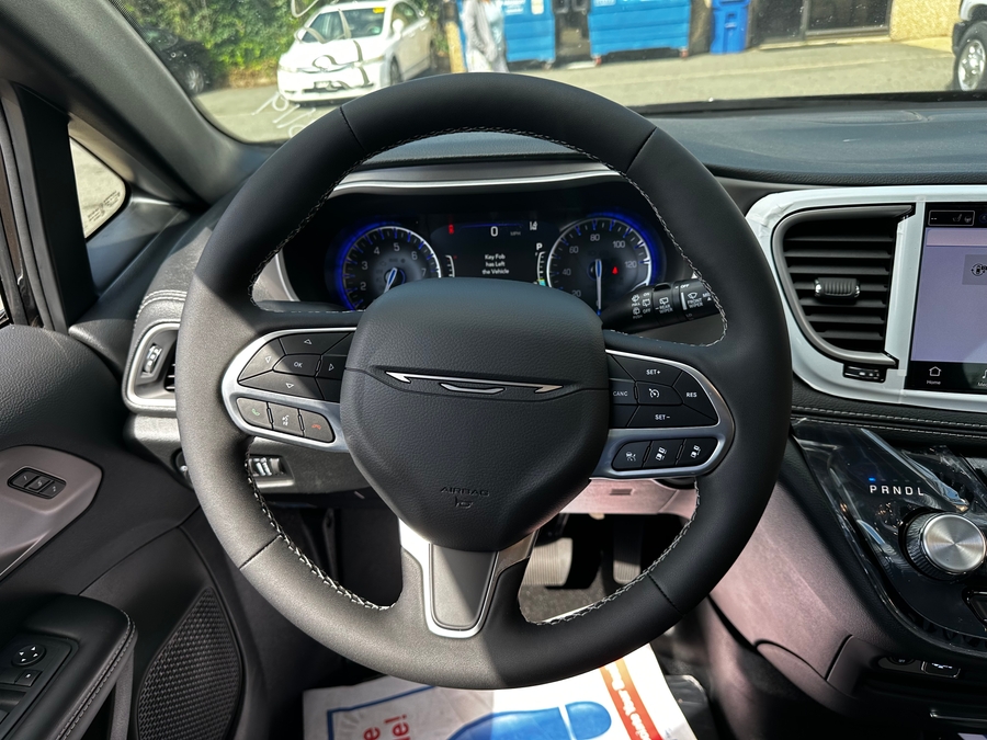 Black Chrysler Pacifica image number 29