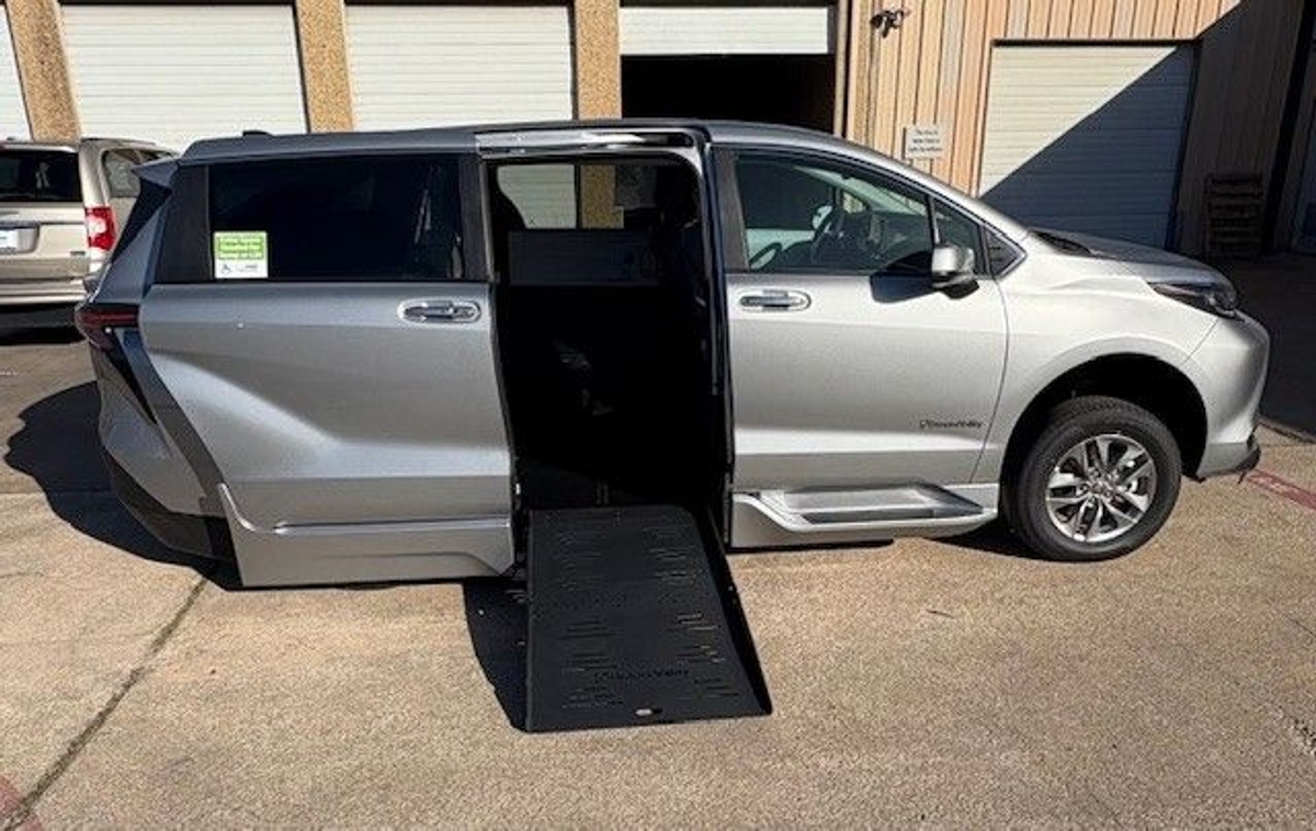 2025 TOYOTA SIENNA - Image 6