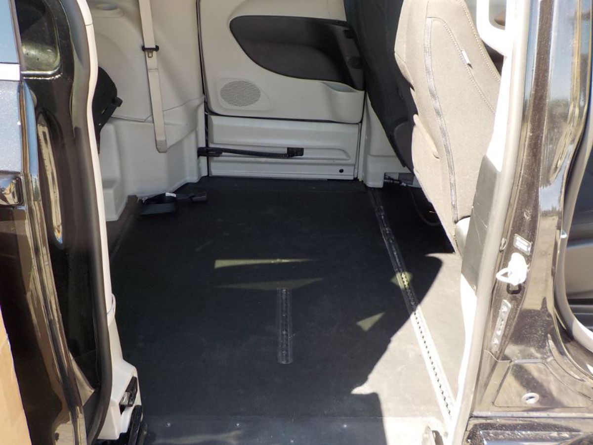 Black Chrysler Voyager image number 39