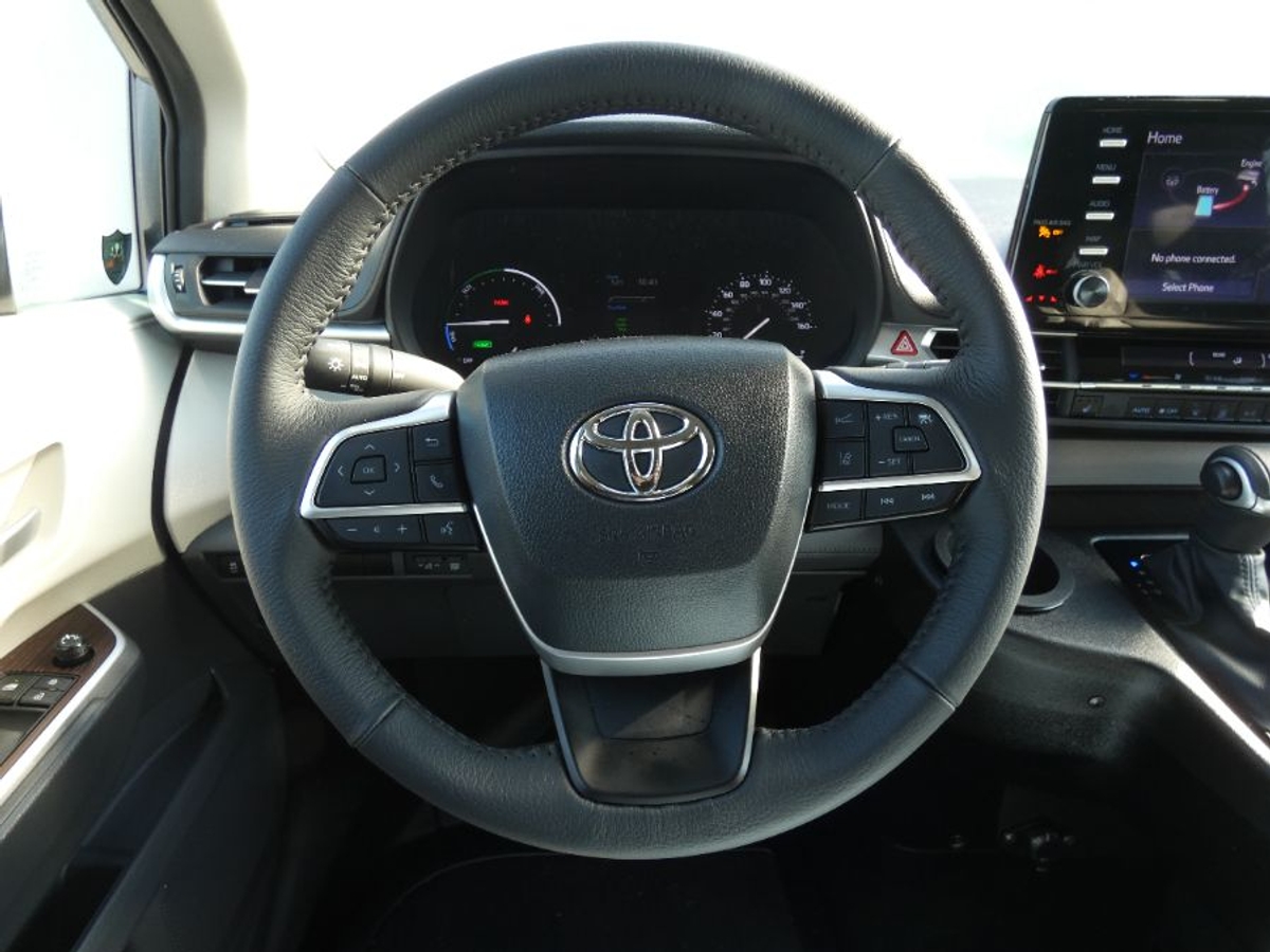 2023 Toyota Sienna XLE's photo