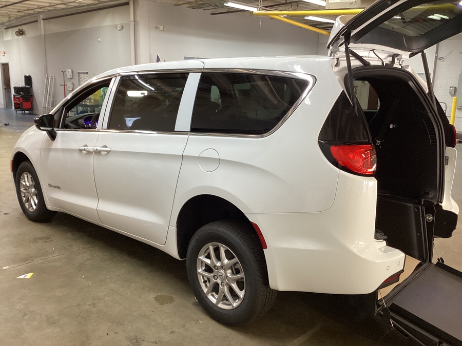 White Chrysler Voyager image number 1