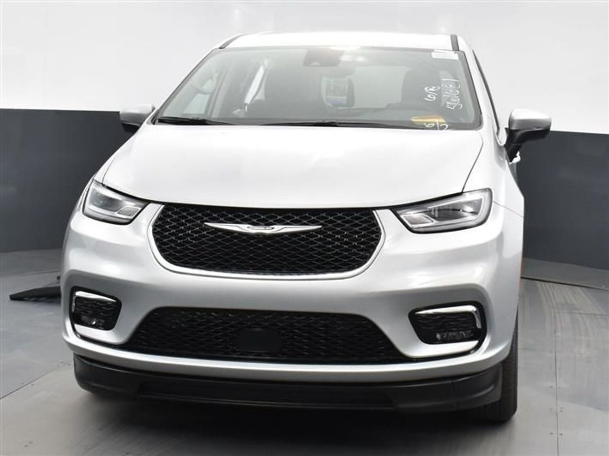 Silver Chrysler Pacifica image number 1