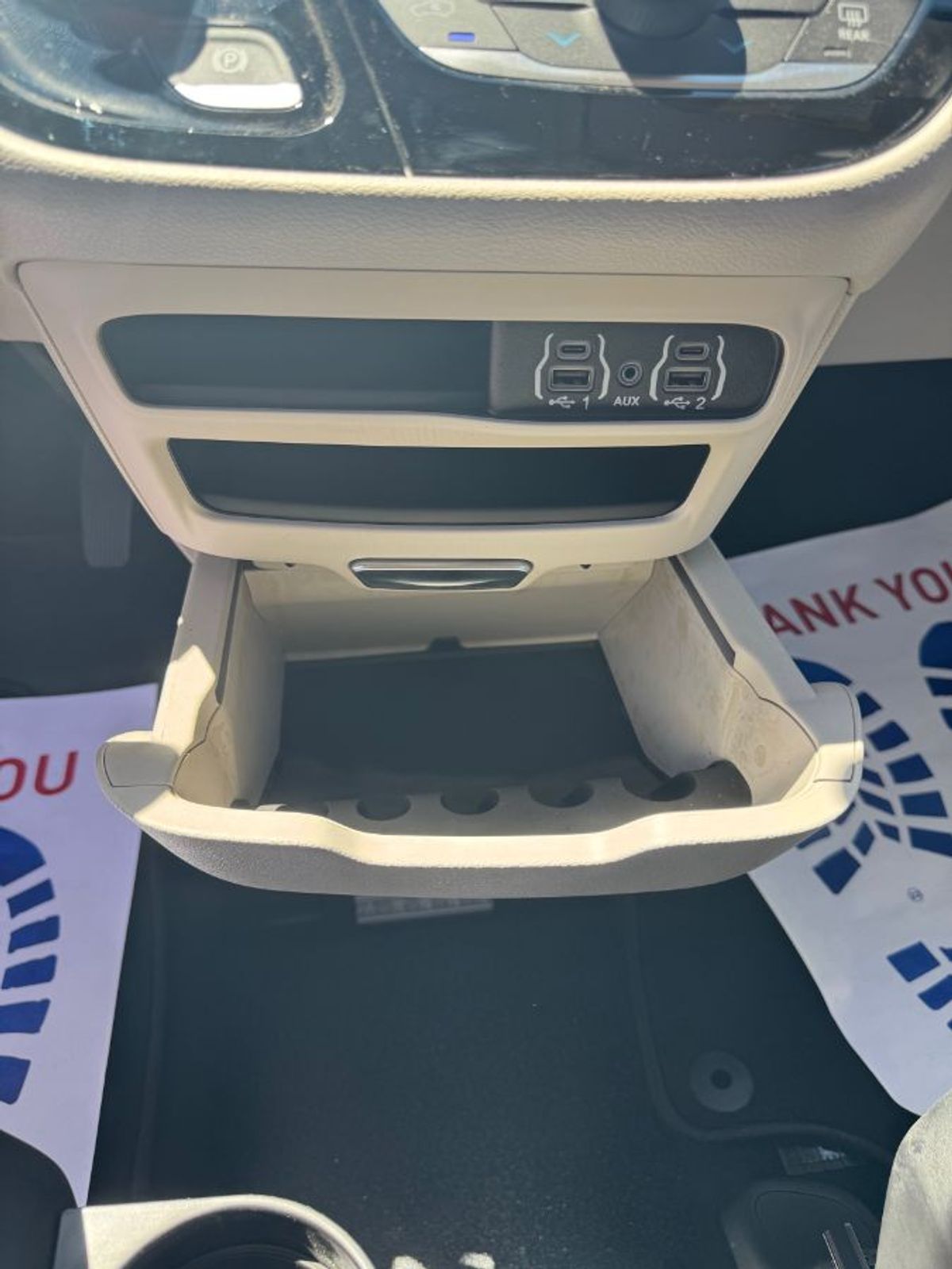 White Chrysler Voyager image number 12