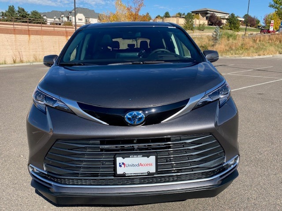 Used 2024 Toyota Sienna Hybrid Platinum - BraunAbility Side Entry Entry Fold Out Automatic Ramp
