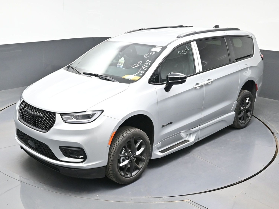 New 2026 Chrysler Pacifica Select Sport - BraunAbility Side Entry Entry Fold Out Automatic Ramp
