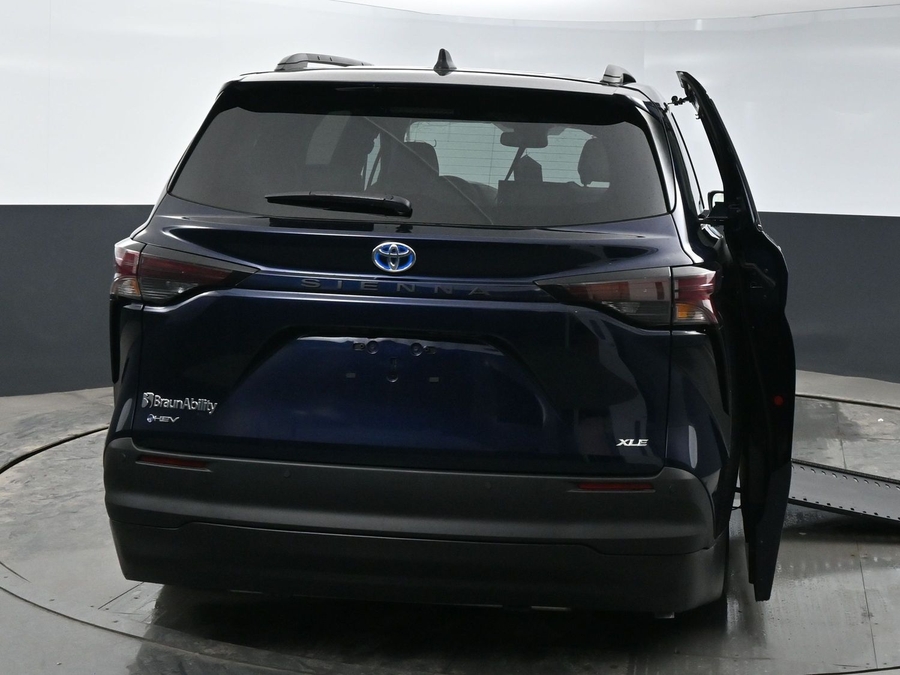 New 2025 Toyota Sienna Hybrid XLE Plus - BraunAbility Side Entry Entry In Floor Automatic Ramp