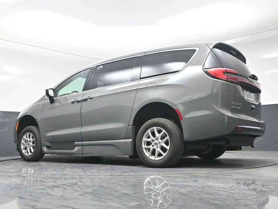 Used 2025 Chrysler Pacifica Select - BraunAbility Side Entry In Floor Automatic Ramp