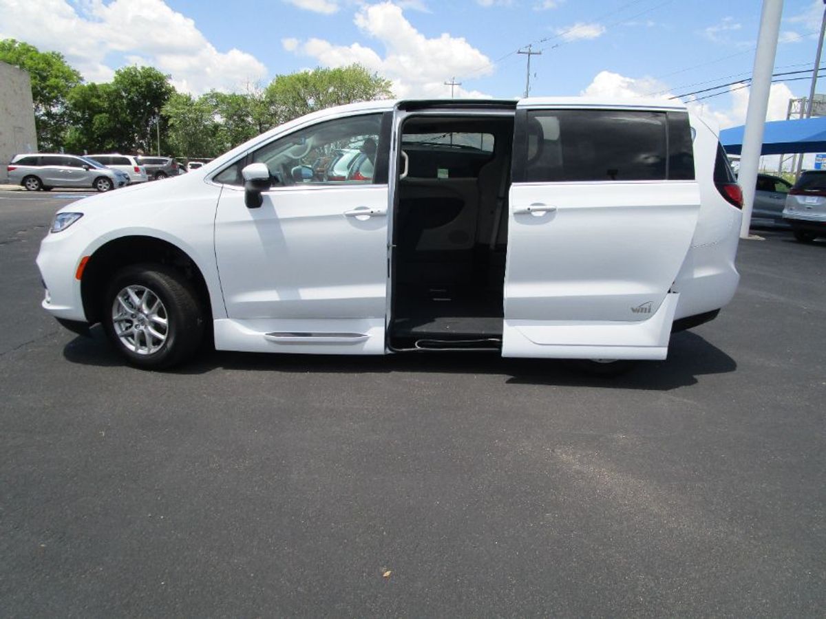 2023 CHRYSLER PACIFICA - Image 13