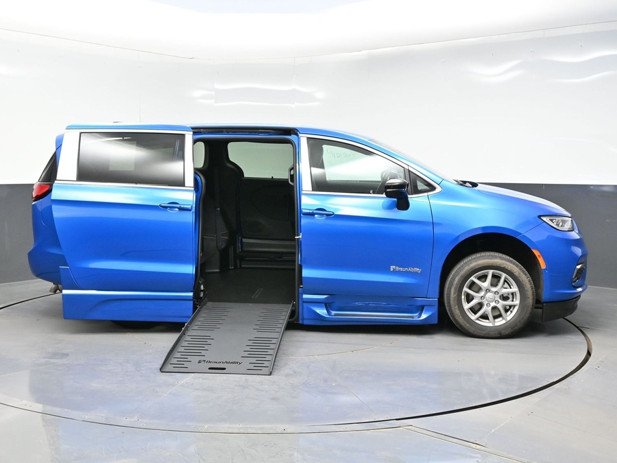 Blue Chrysler Pacifica image number 7