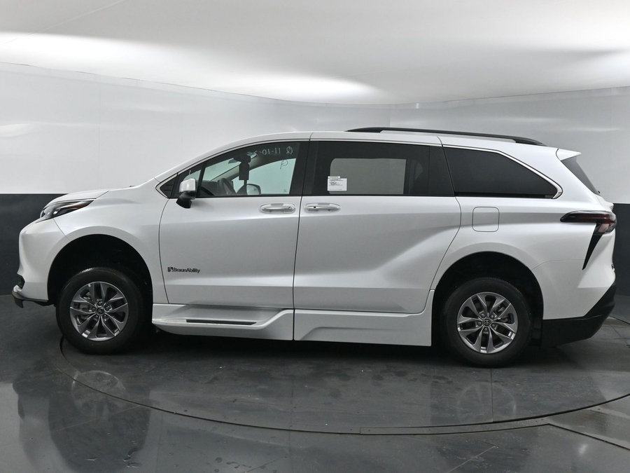 New 2025 Toyota Sienna Hybrid XLE Plus - BraunAbility Side Entry Entry In Floor Automatic Ramp