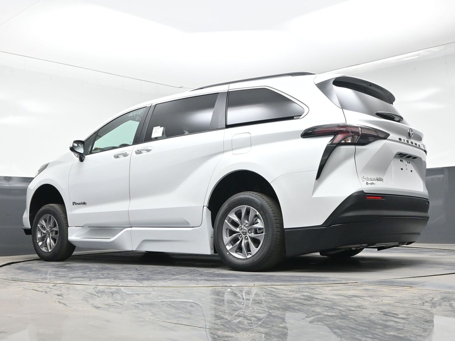 New 2026 Toyota Sienna Hybrid XLE Base - BraunAbility Side Entry Entry Fold Out Automatic Ramp