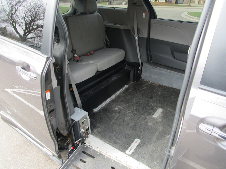 Grey Toyota Sienna image number 5