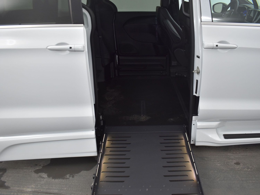 New 2025 Chrysler Pacifica Select Safety - BraunAbility Side Entry Entry Fold Out Automatic Ramp