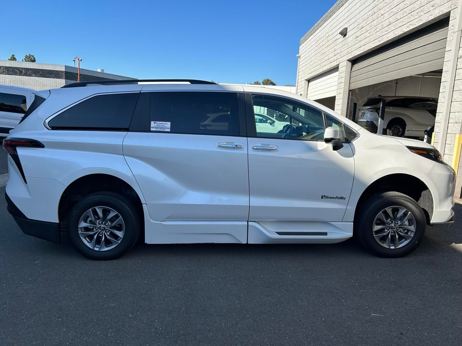 Used 2024 Toyota Sienna Hybrid XLE Plus - BraunAbility Side Entry Entry Fold Out Automatic Ramp