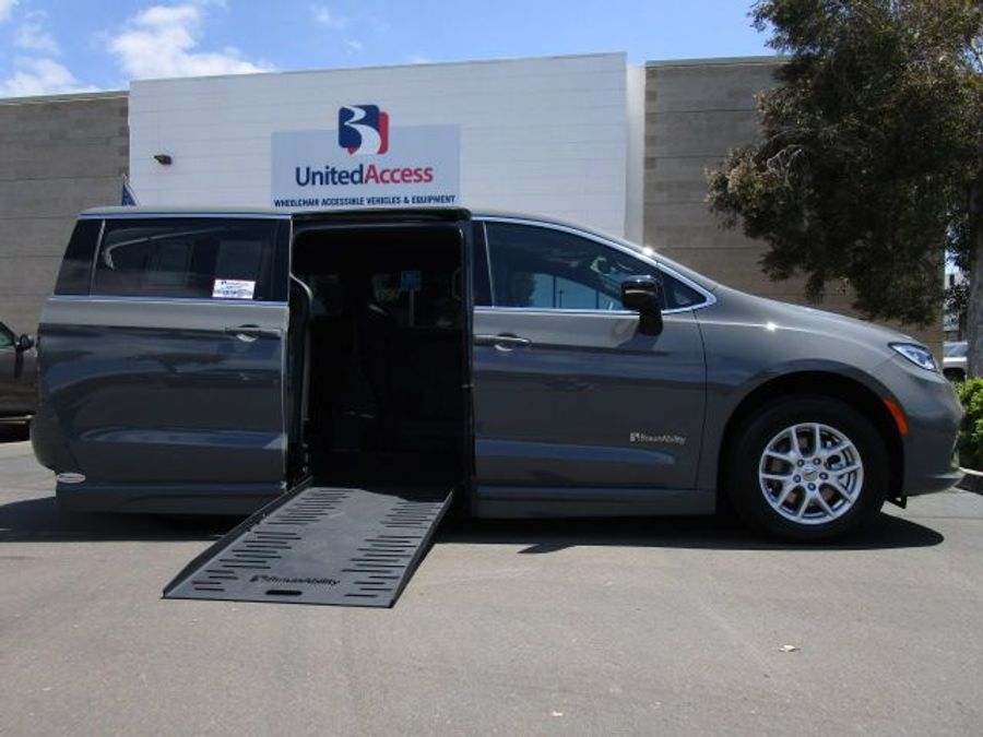 New 2025 Chrysler Pacifica Select Safety - BraunAbility Side Entry Entry Fold Out Automatic Ramp