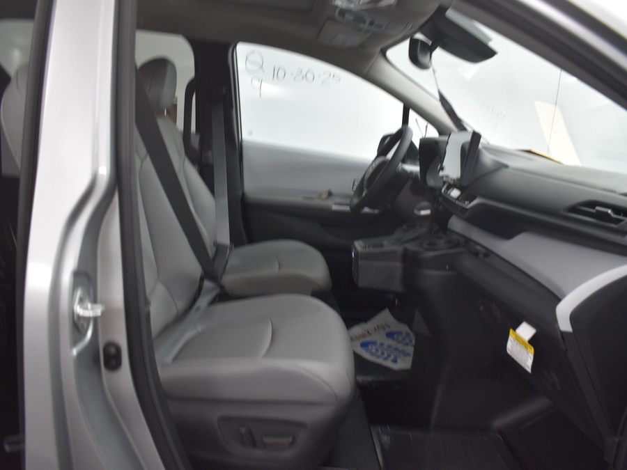 New 2025 Toyota Sienna Hybrid XLE Base - BraunAbility Side Entry Entry Fold Out Automatic Ramp