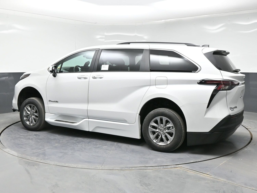 New 2026 Toyota Sienna Hybrid XLE Plus - BraunAbility Side Entry Entry Fold Out Automatic Ramp