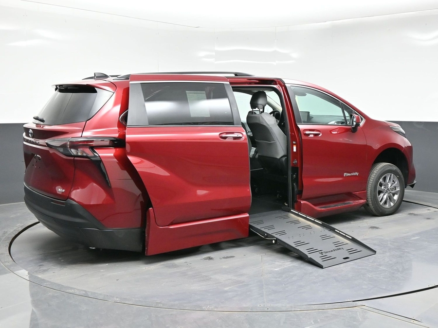 Red Toyota Sienna image number 1