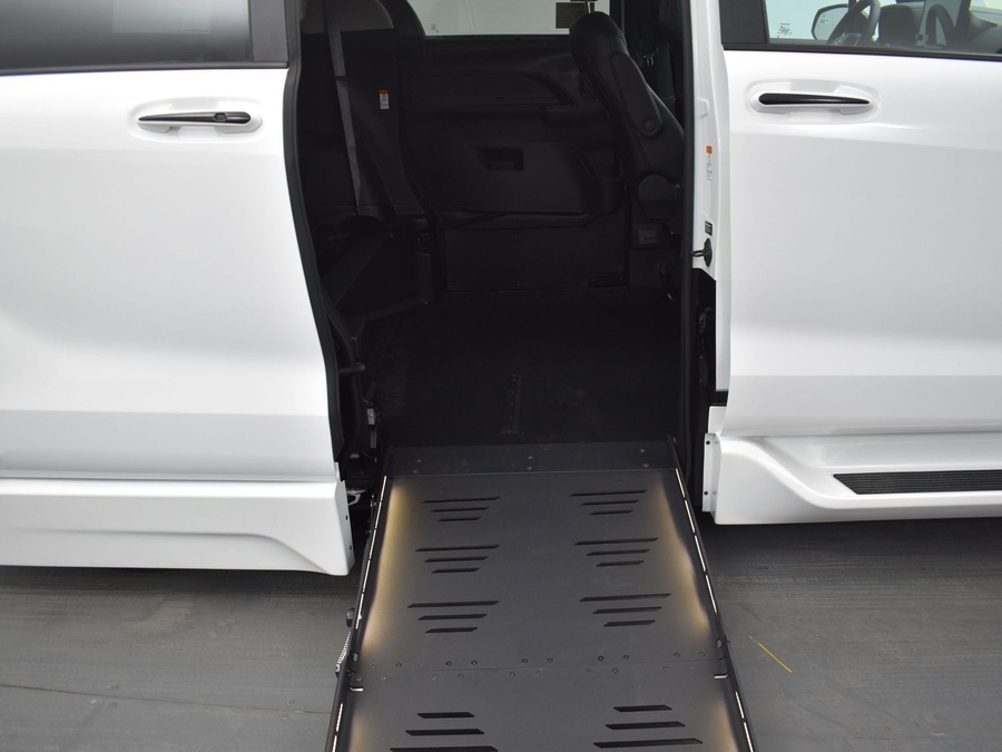 New 2025 Toyota Sienna Hybrid LE - BraunAbility Side Entry Entry Fold Out Automatic Ramp