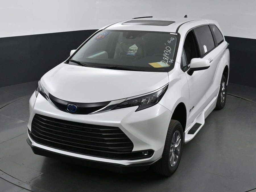 New 2025 Toyota Sienna Hybrid XLE Base - BraunAbility Side Entry Entry In Floor Automatic Ramp