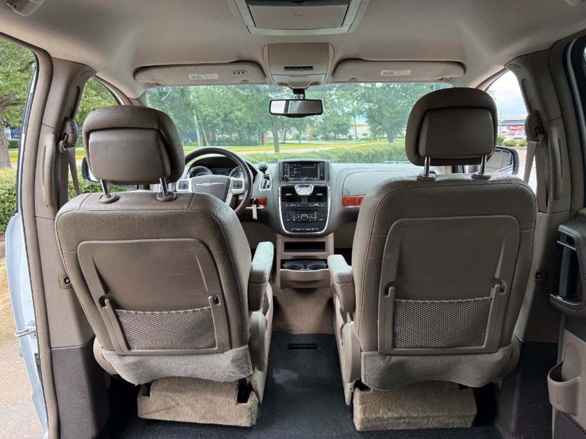 Número de imagen de Chrysler Town and Country blanco 11
