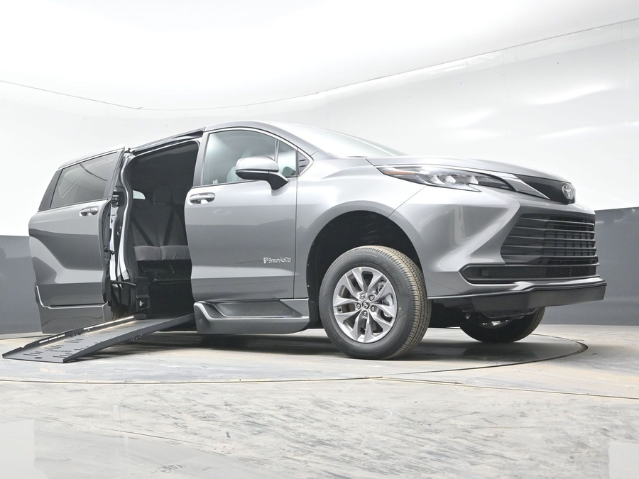 New 2026 Toyota Sienna Hybrid LE - BraunAbility Side Entry Fold Out Automatic Ramp