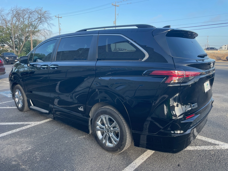 Black Toyota Sienna image number 7