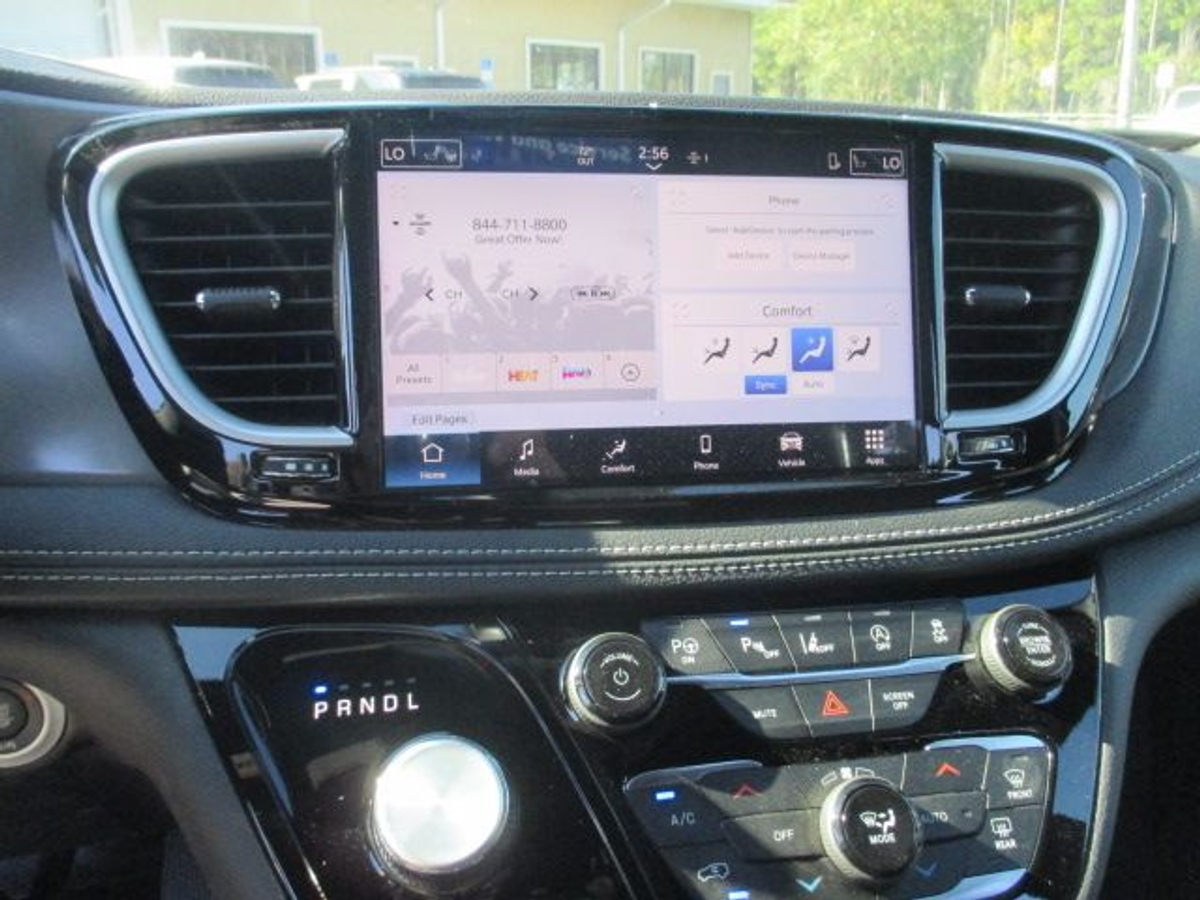 Black Chrysler Pacifica image number 7