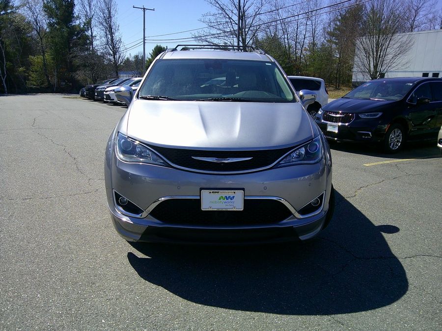 Silver Chrysler Pacifica image number 2
