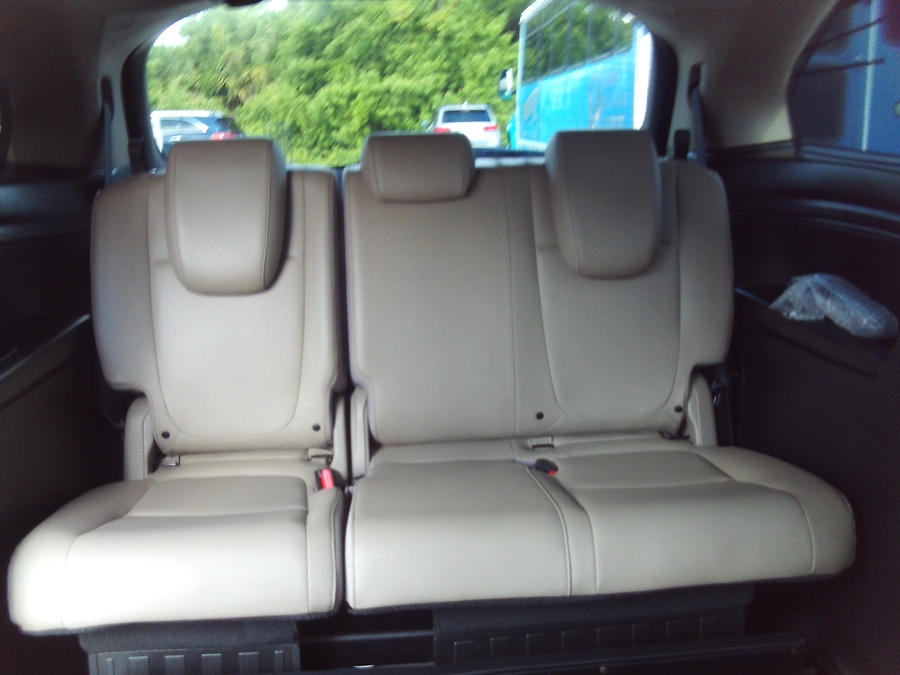 White Honda Odyssey image number 16
