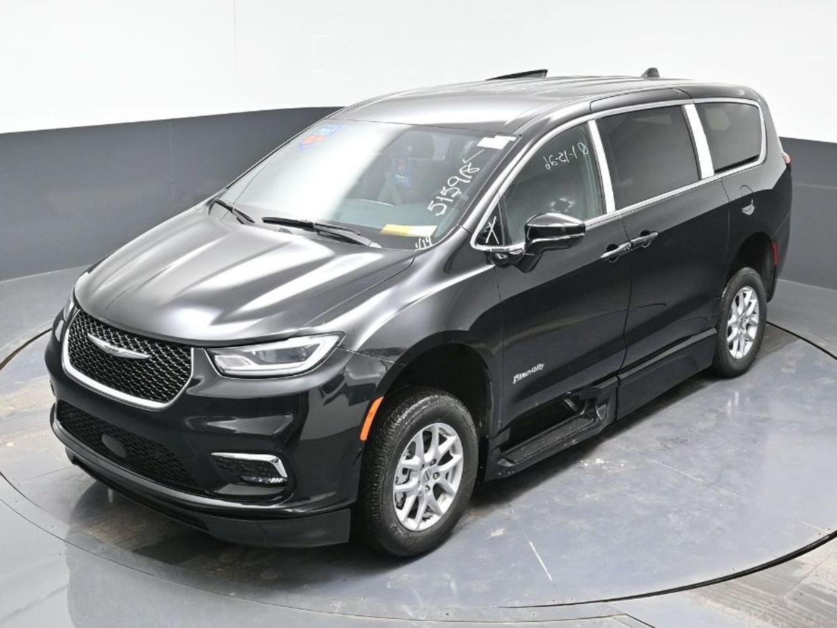 Black Chrysler Pacifica image number 23