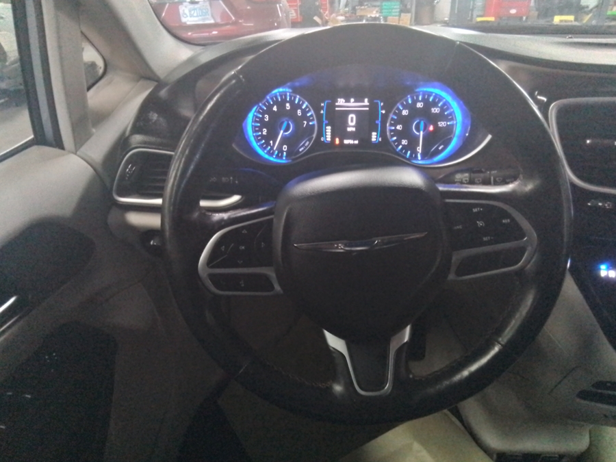 Silver Chrysler Pacifica image number 9