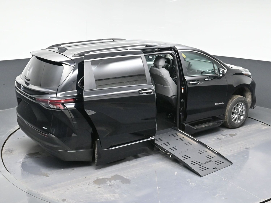 Black Toyota Sienna image number 25