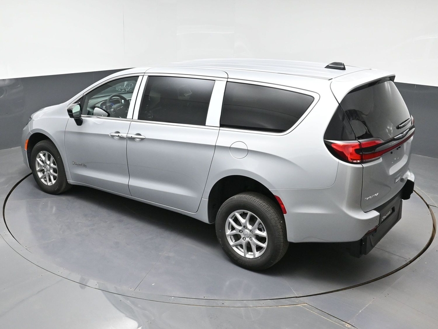 Silver Chrysler Pacifica image number 23