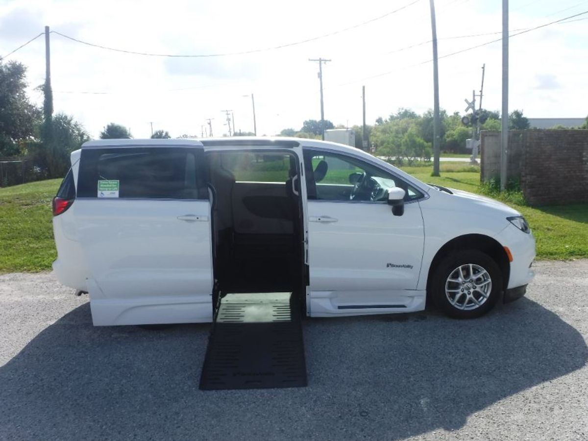 2023 CHRYSLER VOYAGER - Image 1