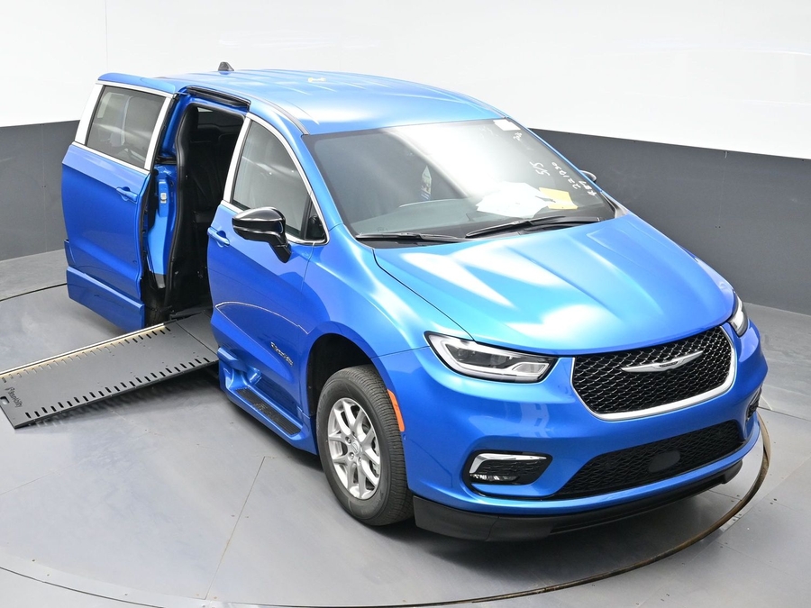 Blue Chrysler Pacifica image number 19