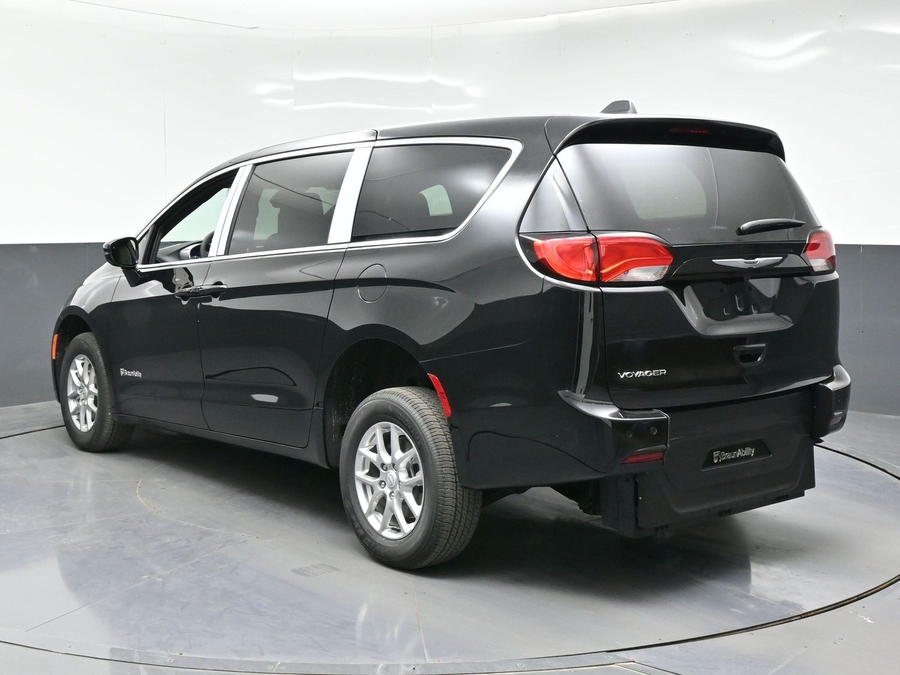 Black Chrysler Voyager image number 4