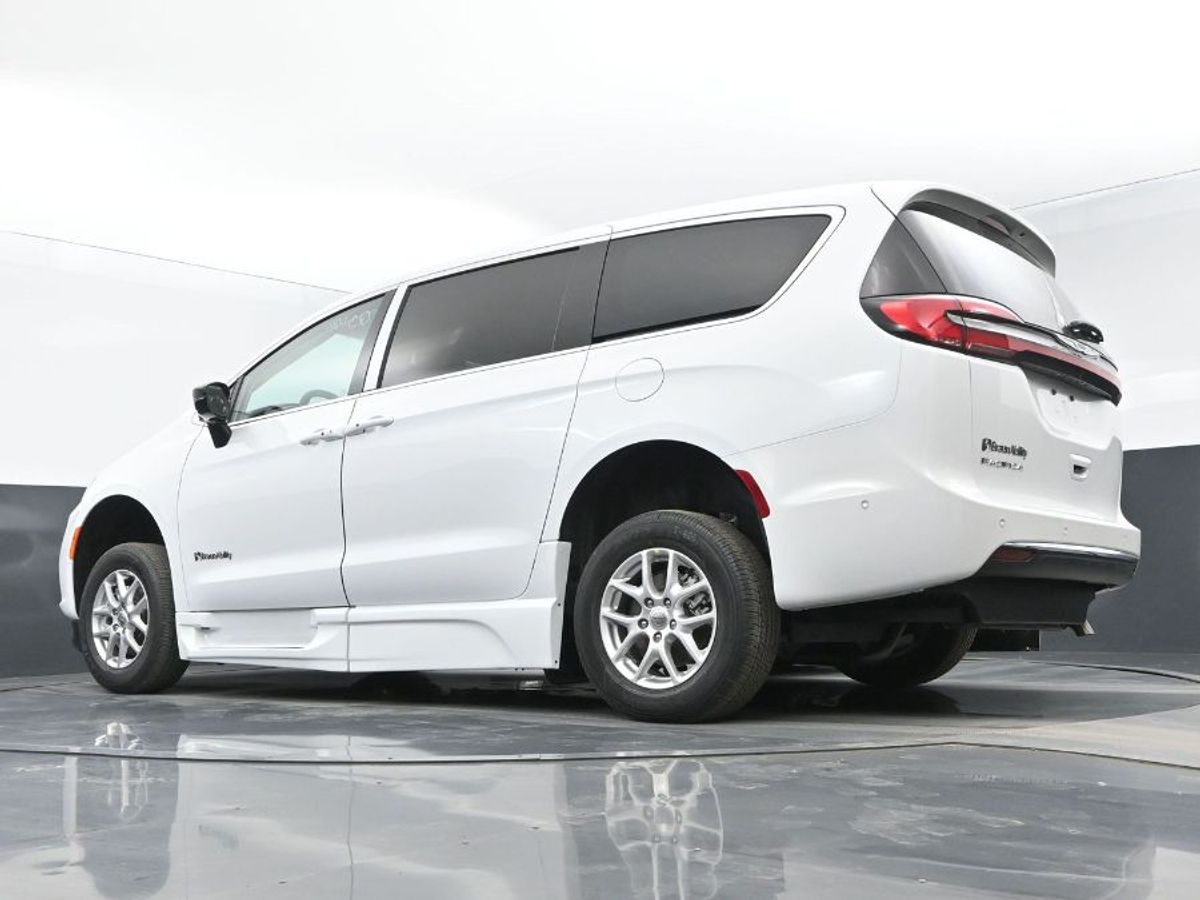 White Chrysler Pacifica image number 8