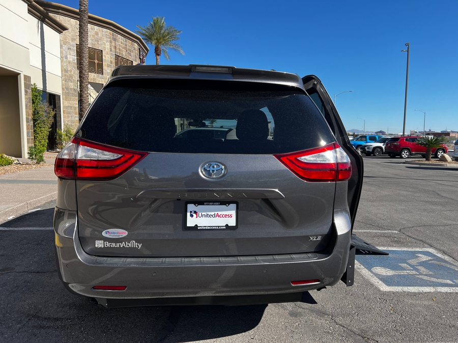 Used 2018 Toyota Sienna XLE NY - BraunAbility Side Entry Entry Fold Out Automatic Ramp
