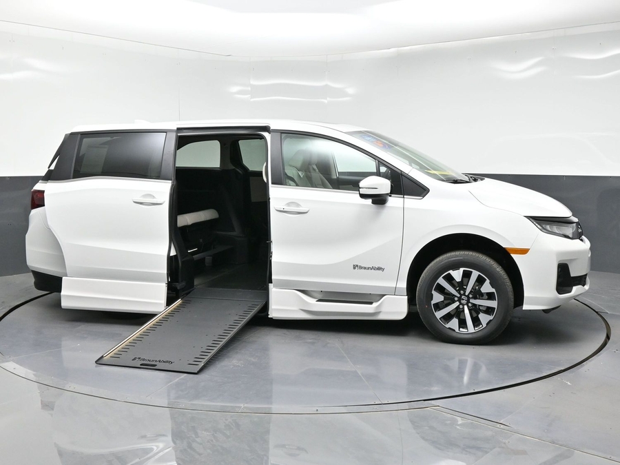 White Honda Odyssey image number 2
