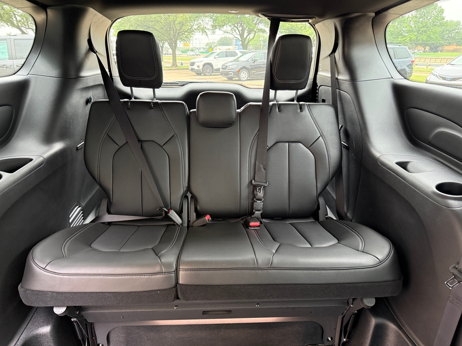 Black Chrysler Pacifica image number 8