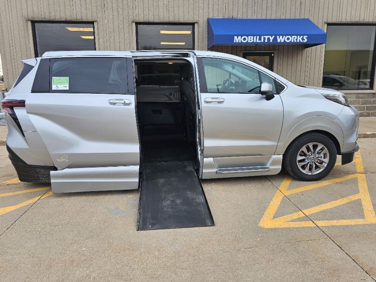 2023 Toyota Sienna LE's photo
