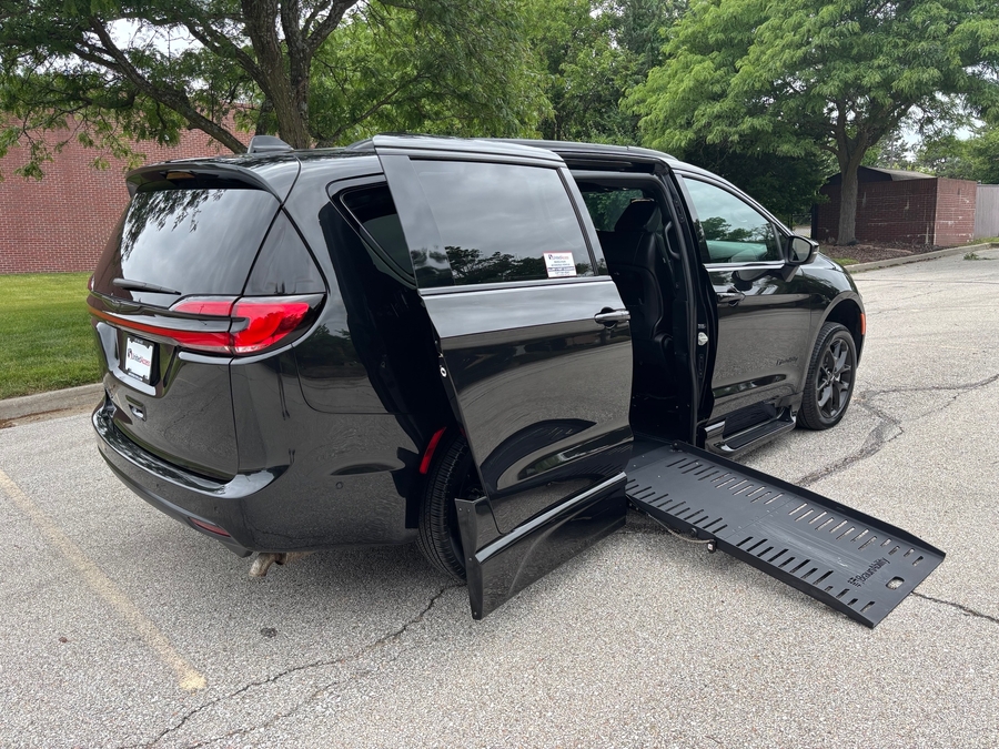 Used 2023 Chrysler Pacifica Touring L - BraunAbility Side Entry Entry Fold Out Automatic Ramp