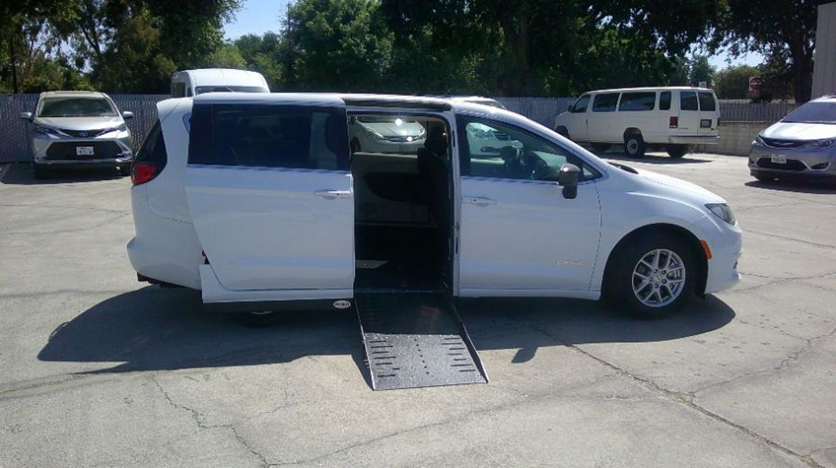 2024 CHRYSLER VOYAGER - Image 3