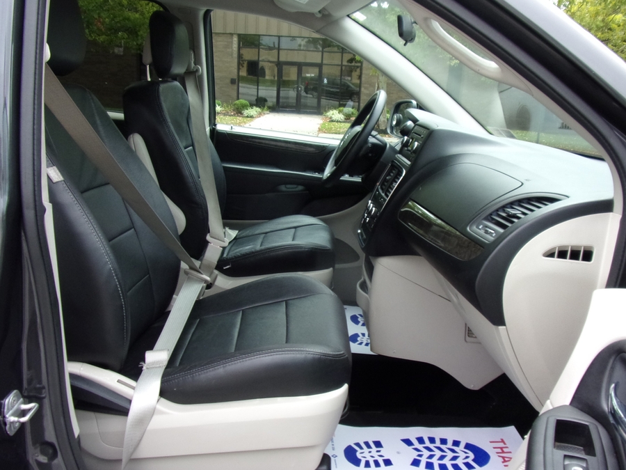 Grey Dodge Grand Caravan image number 14
